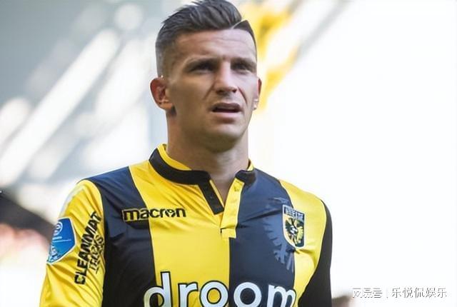 国脚一脸憨 国脚一脸憨