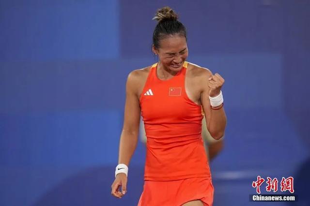 用双臂举起 用双臂举起